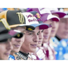 Marc Márquez, bicampeón del mundo de MotoGP en los dos últimos años, centra la foto oficial del Mundial de motociclismo en Doha (Catar), ayer.-MIRCO LAZZARI