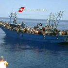Imagen de archivo de de la Guardia Costera italiana, rescatando una embarcación de refugiados en el Mediterráneo.-Foto: GUARDIA COSTERA ITALIANA