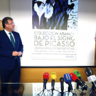 La directora general de Políticas Culturales de la Junta, Mar Sancho, el director general de RSC y Comunicación de Abanca, Miguel Ángel Escotet, y el alcalde de León, Antonio Silván, participan en la presentación de la exposición 'Bajo el signo de Picasso-ICAL