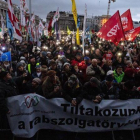 Manifestación este sábado contra la reforma laboral de Orbán frente al Parlamento en Budapest.-EFE / MARTON MONUS