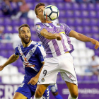 Jaime Mata frena la pelota con el pecho ante la presencia de Carlos Ruiz.-J.M. LOSTAU