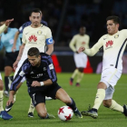 Cristiano Ronaldo cae al suelo rodeado de contrarios durante el primer tiempo del partido.-REUTERS