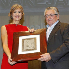 La ministra Isabel García Tejerina entrega el premio a Luis Santos García, fundador de Quesos Cañarejal.-REPORTAJE GRÁFICO:J.M.LOSTAU / PHOTOGENIC / JAVIER ÁLVAREZ