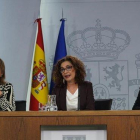 La ministra de Hacienda, María Jesús Montero (centro), en la rueda de prensa tras el Consejo de Ministros.-DAVID CASTRO