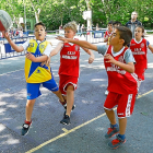 Una imagen de un partido de minibasket entre colegios en el Día del Mini. / J. M. LOSTAU