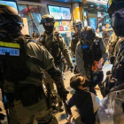 Un grupo de policías arrestan a un manifestante durante una Nochebuena de protestas en Hong Kong, este martes.-