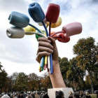 La polémica obra de Jeff Koons instalada en París en memoria de los ataques yihadistas del 2015.-AFP