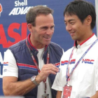 Alberto Puig, a la izquierda, conversa con el expiloto japonés Hiroshi Aoyama, uno de sus ayudantes en la Asia Talent. Cup.-EMILIO PÉREZ DE ROZAS