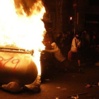 Un contenedor arde a manos de participantes en las protestas, el pasado jueves en Barcelona.-FERRAN NADEU