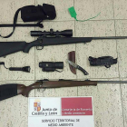 Los dos rifles incautados junto a un visor térmico nocturno prohibido.-ECB