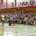 Los alumnos del Curso de Entrenador expectantes a las notas de la pizarra de Paco García .-ACLEB