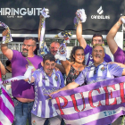 Varios peñistas del Real Valladolid animan a su equipo desde el bar sede de la peña Infierno de Zorrilla.-MIGUEL ÁNGEL SANTOS