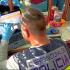 Un policía nacional de Delitos Informáticos de Valladolid examina el ordenador de un implicado en otro caso.-E.M