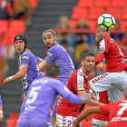 Luismi y Borja ven cómo les sobrepasa el balón, en un centro del Nàstic.-PHOTO-DEPORTE