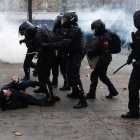 Enfrentamientos entre policías y manifestantes en París.-EFE EPA / IAN LANGSDON