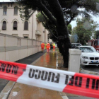 Los equipos de rescate han acordonado un edificio, en Livorno, donde se han encontrado los cuerpos de cinco personas.-ALESSIO NOVI (EFE)