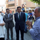 Los consejeros de Economía y Hacienda y Empleo, Pilar del Olmo y Carlos Fernández Carriedo, conversan con un ciudadano de Peñafiel durante su visita a las instalaciones de la Oficina del Servicio Público de Empleo de esta localidad vallisoletana-RUBÉN CACHO / ICAL