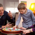 Dos abuelos juegan con sus nietos.-ALBERT BERTRAN