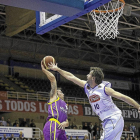 Otegui intenta taponar a Pino en el duelo disputado en Pisuerga-José C. Castillo