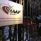 Un fotógrafo, ante la sede de la IAAF en Mónaco.-AP / LIONEL CIRONNEAU