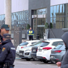 Agentes del Cuerpo Nacional de Policía en el registro al Tanatorio El Salvador.-M. Á. SANTOS