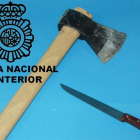 Hacha y cuchillos intervenidos durante la detención.-EUROPA PRESS