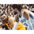 Ricky junto a Steven Adams en el partido de ayer de los Play-off.-TWITTER UTAH JAZZ