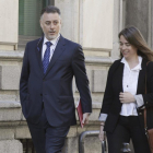 El ex consejero madrileño Alberto López Viejo a su llegada a la Audiencia Nacional acompañado de su abogada.-PACO CAMPOS (EFE)