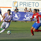 Miguel se lleva el balón en el primer partido de pretemporada del Valladolid.-PABLO REQUEJO