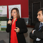 La consejera de Agricultura y Ganadería y portavoz de la Junta de Castilla y León, Milagros Marcos; y el subdirector de Infraestructuras Agrarias y de Investigación y Tecnología Agraria, Rafael Sáez González del ITAGRA.-ICAL