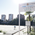 Cartel informativo en la playa de Moreras en Valladolid que indica que el agua de la zona de baño es «apta» para meterse dentro de ella.- PHOTOGENIC