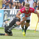 Placaje del SilverStorm El Salvador a John-Wessel Bell en el último derbi vallisoletano.-J.M. LOSTAU