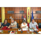 De izquierda a derecha, el representante de CCOO, Carlos López, la de UGT, Carmen Ámez, y el de CSI-F, Carlos Hernando, con el consejero, De Santaigo-Juárez.-ICAL