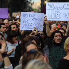 Concentración en la plaza de Sant Jaume, de Barcelona, contra la sentencia de La manada.  /-FERRAN NADEU