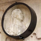 Imagen de la vitrina que protege el medallón de Franco en un lateral de la Plaza Mayor de Salamanca.-EFE / J. M. GARCÍA