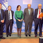 La presidenta de las Cortes, Silvia Clemente, posa junto a Javier Eneriz, Juan Cano Bueso, Ramón Álvarez de Miranda y Marcos Peña Pinto.-ICAL