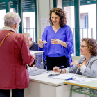 Una mujer ejerce su derecho al voto en la ciudad de Segovia.- ICAL