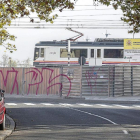 Vallado que recubre las obras del paso inferior de Adif en la plaza Aviador Gómez del Barco.-Pablo Requejo