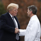 Trump junto al doctor de la Casa Blanca, Ronny Jackson.-CAROLYN KASTER (AP)