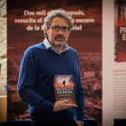 Roberto Villarreal posa con su segunda novela