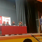 Puente, a la derecha, se dirige a los asistentes a la asamblea local del PSOE.-E.M.