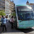 Uno de los nuevos buses eléctricos de Auvasa recoge viajeros en la parada de la plaza Zorrilla, imagen de archivo. -PHOTOGENIC