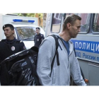 Navalny abandona el tribunal donde fue condenado hacia la prisión rodeado de agentes policiales. /-PAVEL GOLOVKIN / AP