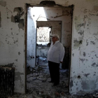 Un hombre en su casa quemada de Mati. /-REUTERS / COSTAS BALTAS