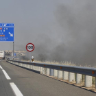 Un incendio de pastos originado en Vistahermosa provoca cortes de carretera y llega hasta las autovías que circunvalan la ciudad.-ICAL