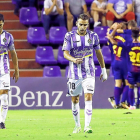 Moyano y Antoñito se retiran cabizbajos mientras los jugadores blaugranas celebran un gol.-J. M. LOSTAU