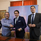Guarido y Suárez-Quiñones firmaron el protocolo de colaboración.-ICAL