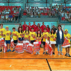 Los mejores jugadores de pádel y bádmintos del Campus de la UVa posan junto a la vicerrectora Felicidad Viejo.-G. V.