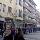 Abonados blanquivioleta guardan fila en la tienda de Mantería.-Sara Jorge.