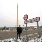 Eutimio Montero frente al obelisco de 45 metros que levantó en memoria de su esposa fallecida en Pino del Río (Palencia).-ICAL